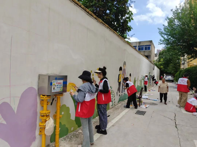 解放街道海航社區(qū)攜手大學(xué)生為物探小區(qū)添新景